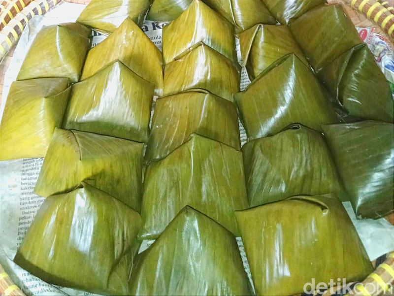 Nagasari kue basah jajanan khas di Jateng, 1. Kue kolombengi dan tutulu – Gorontalo, 2. Kue nagasari – Indramayu, 3. Wadai kararaban – Kalimantan Selatan, 4. Kue bugis khas Betawi, 5. Kue karas – Luwuk Banggai