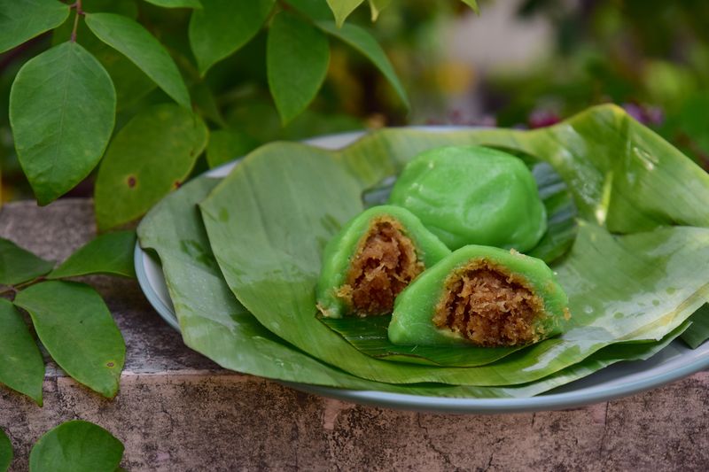 Kue Bugis, Indonesian jajan pasar, traditional snack of glutinous rice flour cake filled with sweet grated coconut, underlined with banana leaf. Popular snack during Ramadan as Takjil, 1. Kue kolombengi dan tutulu – Gorontalo, 2. Kue nagasari – Indramayu, 3. Wadai kararaban – Kalimantan Selatan, 4. Kue bugis khas Betawi, 5. Kue karas – Luwuk Banggai