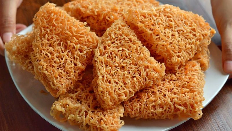 5 Kue Ini Jadi Ciri Khas Perayaan Maulid Nabi di Berbagai Daerah, 1. Kue kolombengi dan tutulu – Gorontalo, 2. Kue nagasari – Indramayu, 3. Wadai kararaban – Kalimantan Selatan, 4. Kue bugis khas Betawi, 5. Kue karas – Luwuk Banggai