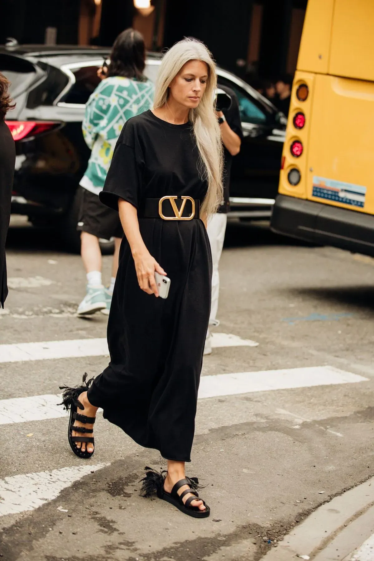 5 model ikat pinggang wanita untuk dress dan tips padu-padannya, 1. Obi belt, 2. Tas pinggang, 3. Big buckle belt, 4. Ikat pinggang statement , 5. Ikat pinggang kulit klasik