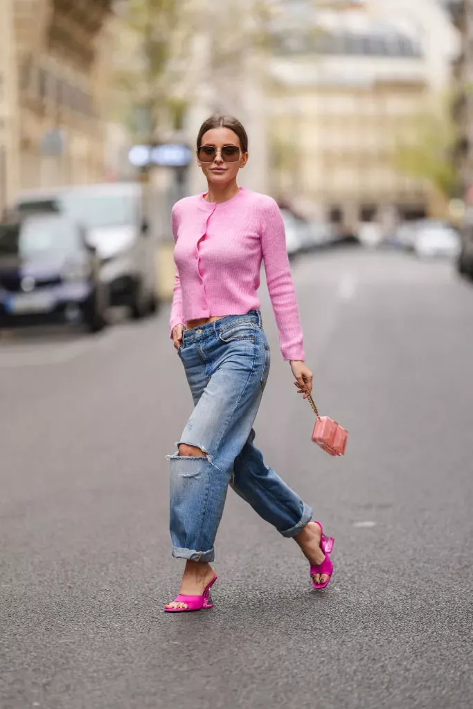 5 ootd cardigan rajut pink buat tampilan stylish yang manis, 1. Cardigan rajut pink dan atasan bergaya coquette, 2. Cardigan rajut pink dan celana jeans, 3. Cardigan rajut pink dan rok floral, 4. Cardigan rajut pink dan rok lipit, 5. Cardigan rajut pink dan baggy jeans 