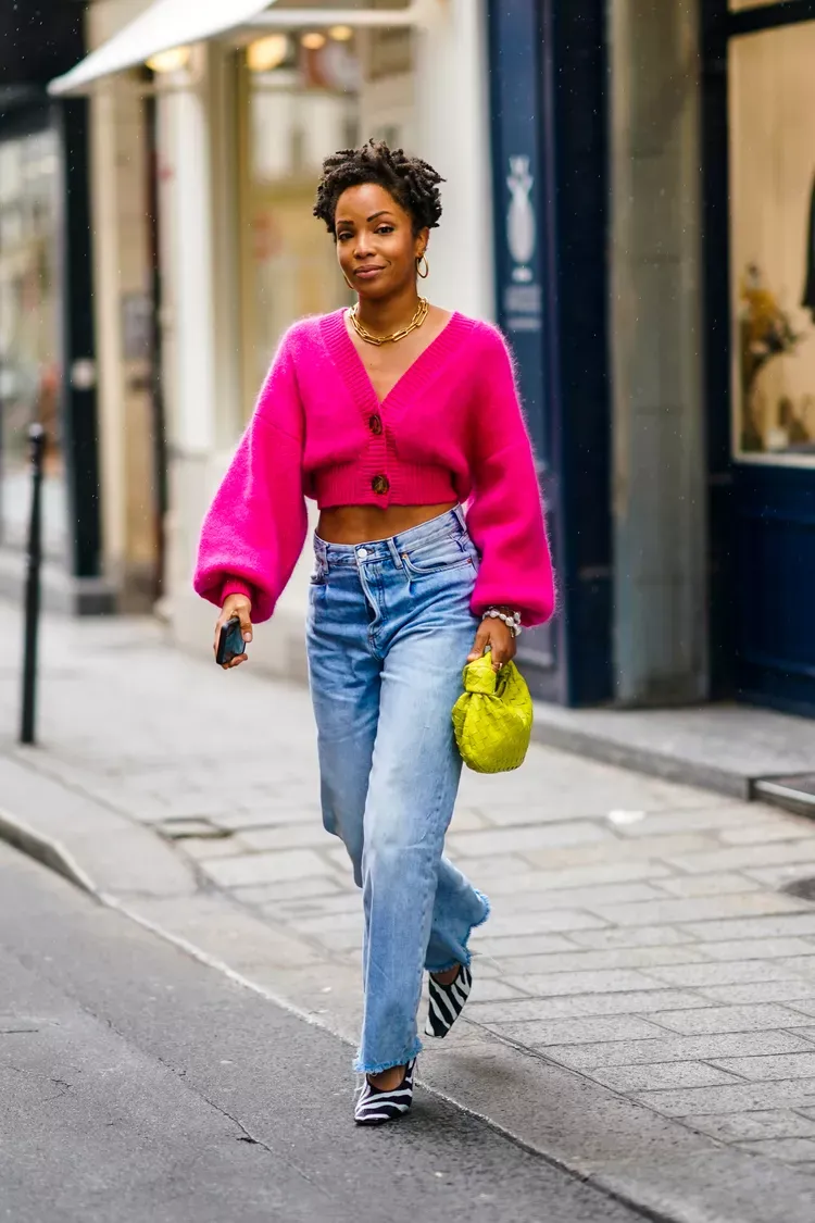 5 ootd cardigan rajut pink buat tampilan stylish yang manis, 1. Cardigan rajut pink dan atasan bergaya coquette, 2. Cardigan rajut pink dan celana jeans, 3. Cardigan rajut pink dan rok floral, 4. Cardigan rajut pink dan rok lipit, 5. Cardigan rajut pink dan baggy jeans 