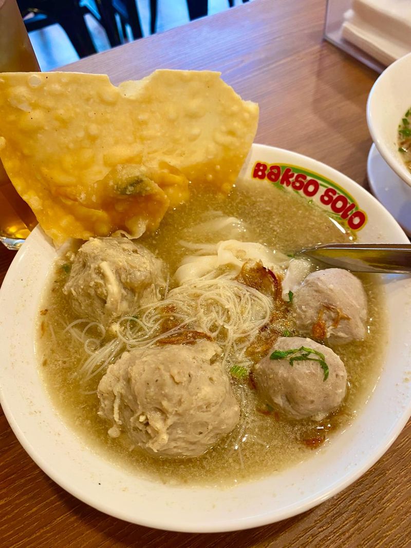 5 Rekomendasi Tempat Makan Bakso Premium yang Tersohor Enak, 1. Bakso Lapangan Tembak Senayan, 2. Bakso Akiaw 99, 3. Bakso Jawir, 4. Afung Baso Sapi, 5. Bakso Solo Samrat
