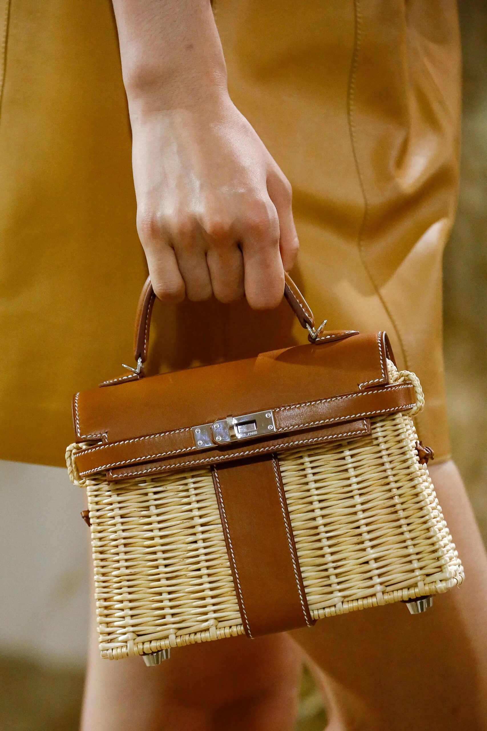 5 tas rotan branded dengan harga fantastis!, 1. Michael Kors, 3. Prada, 4. Salvatore Ferragamo, 5. Hermès