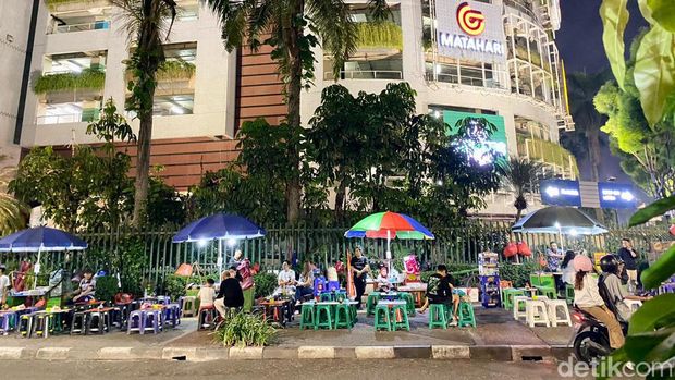Di Bulungan Blok M Ada Nasi Bebek Super Pedas hingga Gultik Stiker yang Viral, 1. M Bloc Space, 2. Blok M, 3. Jalan Senopati, 4. Sudirman Central Business District (SCBD), 5. Tebet Ecopark