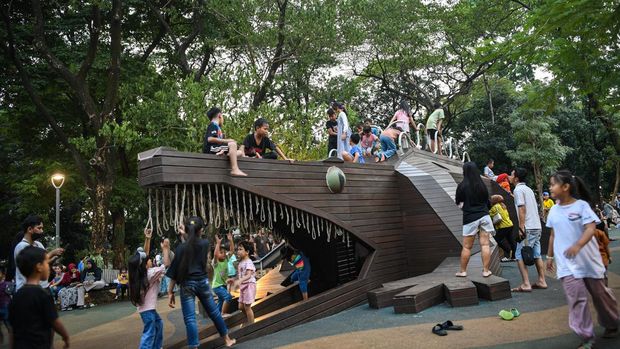 Sejumlah warga bermain di wahana yang tersedia di Tebet Eco Park, Jakarta Selatan, Kamis (9/5/2024). Taman seluas 7,3 hektar yang bisa diakses secara gratis oleh warga tersebut menjadi pilihan favorit warga Jakarta dan sekitarnya untuk memanfaatkan libur panjang akhir pekan dan cuti bersama yang bertepatan dengan hari Kenaikan Isa Almasih. ANTARA FOTO/M Risyal Hidayat/YU, 1. M Bloc Space, 2. Blok M, 3. Jalan Senopati, 4. Sudirman Central Business District (SCBD), 5. Tebet Ecopark