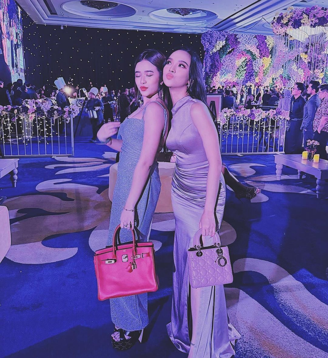 7 artis indonesia ini punya tas seharga di atas 100 juta rupiah, 1. Saat hadiri resepsi pernikahan Aaliyah Massaid &amp; Thoriq Halilintar, Syifa Hadju membawa tas Chanel putih senilai 108 jutaan rupiah., 2. Shandy Aula andalkan tas Chanel kecil berwarna cokelat yang harganya capai 127 jutaan rupiah dipadu-padankan dengan matching-set warna pink., 3. Tampilan glamor Luna Maya disempurnakan dengan tas  Hermès senilai yang harganya capai 192 jutaan rupiah., 4. Cinta Laura Kiehl tunjukkan gayanya di musim panas sambil menggunakan tas rotan Dior yang harganya mencapai 100 jutaan rupiah., 5. Penampilan Ayu Ting Ting yang colorful disempurnakan tas Chanel berwarna nude senilai 202 jutaan rupiah., 6. Crossbody bag dari Goyard senilai 120 jutaan rupiah menjadi pilihan Dian Sastrowardoyo saat mengenakan coat, celana jeans dan sneakers., 7. Penampilan glamor Brisia Jodie di resepsi pernikahan Mahalini dan Rizky Febian semakin mencuri perhatian dengan tas Hermès seharga 456 jutaan rupiah.