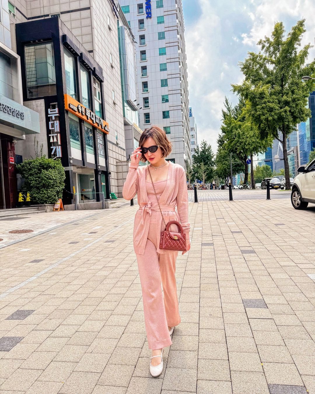 7 artis indonesia ini punya tas seharga di atas 100 juta rupiah, 1. Saat hadiri resepsi pernikahan Aaliyah Massaid &amp; Thoriq Halilintar, Syifa Hadju membawa tas Chanel putih senilai 108 jutaan rupiah., 2. Shandy Aula andalkan tas Chanel kecil berwarna cokelat yang harganya capai 127 jutaan rupiah dipadu-padankan dengan matching-set warna pink., 3. Tampilan glamor Luna Maya disempurnakan dengan tas  Hermès senilai yang harganya capai 192 jutaan rupiah., 4. Cinta Laura Kiehl tunjukkan gayanya di musim panas sambil menggunakan tas rotan Dior yang harganya mencapai 100 jutaan rupiah., 5. Penampilan Ayu Ting Ting yang colorful disempurnakan tas Chanel berwarna nude senilai 202 jutaan rupiah., 6. Crossbody bag dari Goyard senilai 120 jutaan rupiah menjadi pilihan Dian Sastrowardoyo saat mengenakan coat, celana jeans dan sneakers., 7. Penampilan glamor Brisia Jodie di resepsi pernikahan Mahalini dan Rizky Febian semakin mencuri perhatian dengan tas Hermès seharga 456 jutaan rupiah.