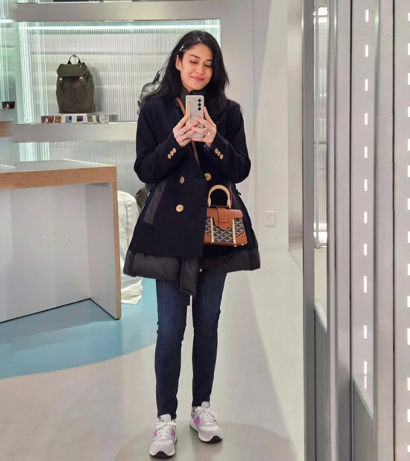 7 artis indonesia ini punya tas seharga di atas 100 juta rupiah, 1. Saat hadiri resepsi pernikahan Aaliyah Massaid &amp; Thoriq Halilintar, Syifa Hadju membawa tas Chanel putih senilai 108 jutaan rupiah., 2. Shandy Aula andalkan tas Chanel kecil berwarna cokelat yang harganya capai 127 jutaan rupiah dipadu-padankan dengan matching-set warna pink., 3. Tampilan glamor Luna Maya disempurnakan dengan tas  Hermès senilai yang harganya capai 192 jutaan rupiah., 4. Cinta Laura Kiehl tunjukkan gayanya di musim panas sambil menggunakan tas rotan Dior yang harganya mencapai 100 jutaan rupiah., 5. Penampilan Ayu Ting Ting yang colorful disempurnakan tas Chanel berwarna nude senilai 202 jutaan rupiah., 6. Crossbody bag dari Goyard senilai 120 jutaan rupiah menjadi pilihan Dian Sastrowardoyo saat mengenakan coat, celana jeans dan sneakers., 7. Penampilan glamor Brisia Jodie di resepsi pernikahan Mahalini dan Rizky Febian semakin mencuri perhatian dengan tas Hermès seharga 456 jutaan rupiah.