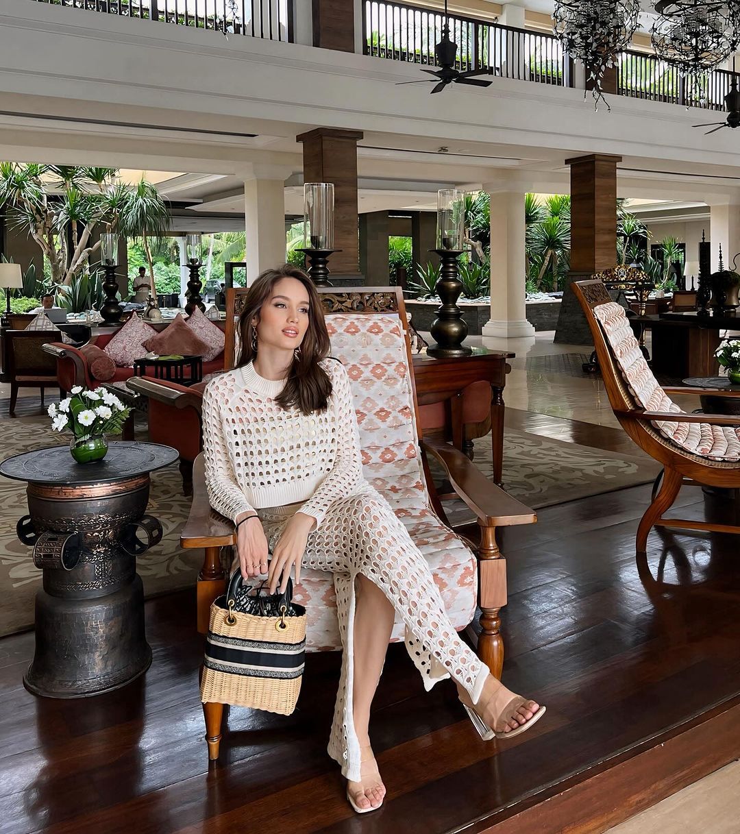 7 artis indonesia ini punya tas seharga di atas 100 juta rupiah, 1. Saat hadiri resepsi pernikahan Aaliyah Massaid &amp; Thoriq Halilintar, Syifa Hadju membawa tas Chanel putih senilai 108 jutaan rupiah., 2. Shandy Aula andalkan tas Chanel kecil berwarna cokelat yang harganya capai 127 jutaan rupiah dipadu-padankan dengan matching-set warna pink., 3. Tampilan glamor Luna Maya disempurnakan dengan tas  Hermès senilai yang harganya capai 192 jutaan rupiah., 4. Cinta Laura Kiehl tunjukkan gayanya di musim panas sambil menggunakan tas rotan Dior yang harganya mencapai 100 jutaan rupiah., 5. Penampilan Ayu Ting Ting yang colorful disempurnakan tas Chanel berwarna nude senilai 202 jutaan rupiah., 6. Crossbody bag dari Goyard senilai 120 jutaan rupiah menjadi pilihan Dian Sastrowardoyo saat mengenakan coat, celana jeans dan sneakers., 7. Penampilan glamor Brisia Jodie di resepsi pernikahan Mahalini dan Rizky Febian semakin mencuri perhatian dengan tas Hermès seharga 456 jutaan rupiah.