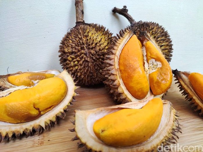 7 Buah Unik Asli Indonesia yang Wajib Kamu Cicipi, 1. Buah merah, 2. Buah matoa, 3. Buah bisbul, 4. Buah manau, 5. Buah keledang, 6. Buah manggis putih, 7. Buah lai