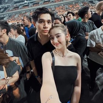 Outfit Ranty Maria ketika nonton konser Bruno Mars di Jakarta, 1. Fuji An, 2. Sandrinna Michel, 3. Anneth Delliecia, 4. Ranty Maria, 5. Awkarin, 6. Beby Leonardo dan Onadio Leonardo, 7. Ghea Youbi