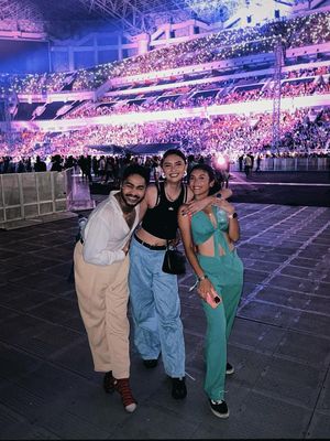 Outfit Beby Leonardo ketika nonton konser Bruno Mars di Jakarta, 1. Fuji An, 2. Sandrinna Michel, 3. Anneth Delliecia, 4. Ranty Maria, 5. Awkarin, 6. Beby Leonardo dan Onadio Leonardo, 7. Ghea Youbi