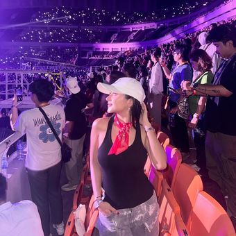 Outfit Ghea Youbi ketika nonton konser Bruno Mars di Jakarta, 1. Fuji An, 2. Sandrinna Michel, 3. Anneth Delliecia, 4. Ranty Maria, 5. Awkarin, 6. Beby Leonardo dan Onadio Leonardo, 7. Ghea Youbi