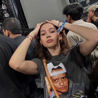 Outfit Sandrinna ketika nonton konser Bruno Mars di Jakarta, 1. Fuji An, 2. Sandrinna Michel, 3. Anneth Delliecia, 4. Ranty Maria, 5. Awkarin, 6. Beby Leonardo dan Onadio Leonardo, 7. Ghea Youbi