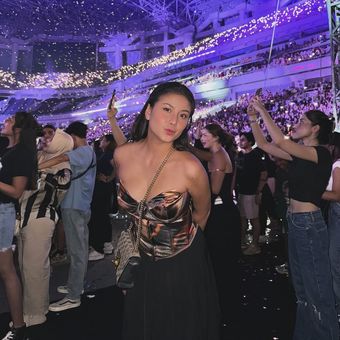 Outfit Awkarin ketika nonton konser Bruno Mars di Jakarta, 1. Fuji An, 2. Sandrinna Michel, 3. Anneth Delliecia, 4. Ranty Maria, 5. Awkarin, 6. Beby Leonardo dan Onadio Leonardo, 7. Ghea Youbi