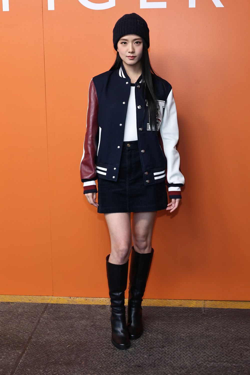 7 gaya kece seleb hadiri tommy hilfiger spring 2025, 1. Lee Know dan Felix ‘Stray Kids’ hadir dengan tampilan dapper di pertunjukkan koleksi Spring 2025 Tommy Hilfiger. Lee Know mengenakan kemeja putih, dasi hitam dan cardigan yang serasi, sementara Felix tampil dalam balutan double breasted suit motif stripe., 2. Penyanyi dan rapper Doechii andalkan kemeja dan vest potongan crop yang dipadupadankan dengan rok yang serasi. Gaya preppy-nya disempurnakan dengan loafers dan kaos kaki putih., 3. Emma Powell pamer lekuk tubuh dengan dress merah berkancing bahan knit dan aksesori bernuansa gold., 4. Romee Strijd tampil kece mengenakan celana pendek dan blazer yang serasi serta heels warna nude untuk melengkapi gayanya., 5. Aktris legendaris Brooke Shields datang dengan blazer beraksen kancing gold dengan kemeja putih, rok mini motif flanel dan boots ke pertunjukan koleksi musim panas Tommy Hilfiger., 6. Bergaya chic dan preppy, Madelyn Clyde mengenakan kemeja putih dan rok mini motif flanel yang dipadukan dengan sepatu loafers dan kaos kaki hitam., 7. Jisoo BLACKPINK menghebohkan publik dengan kemunculannya di show kali ini. Idola K-Pop tersebut tampil kece pakai varsity jacket dan rok mini hitam yang dipadukan dengan boots dan beanie.