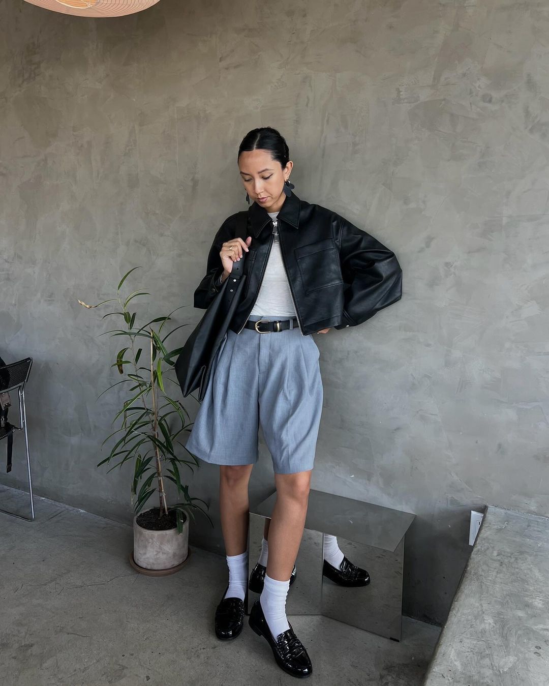 7 gaya ootd celana pendek wanita tomboy yang lagi hits, 1. Gaya tomboy dengan celana pendek ‘jorts’, 2. Gaya tomboy dengan celana pendek dan jaket kulit, 3. Gaya tomboy dengan celana pendek trainer , 4. Gaya tomboy dengan celana pendek boxer , 5. Gaya tomboy dengan celana pendek dan kemeja oversized, 6. Gaya tomboy dengan celana pendek dan atasan polo, 7. Gaya tomboy dengan celana pendek dan kemeja jersey