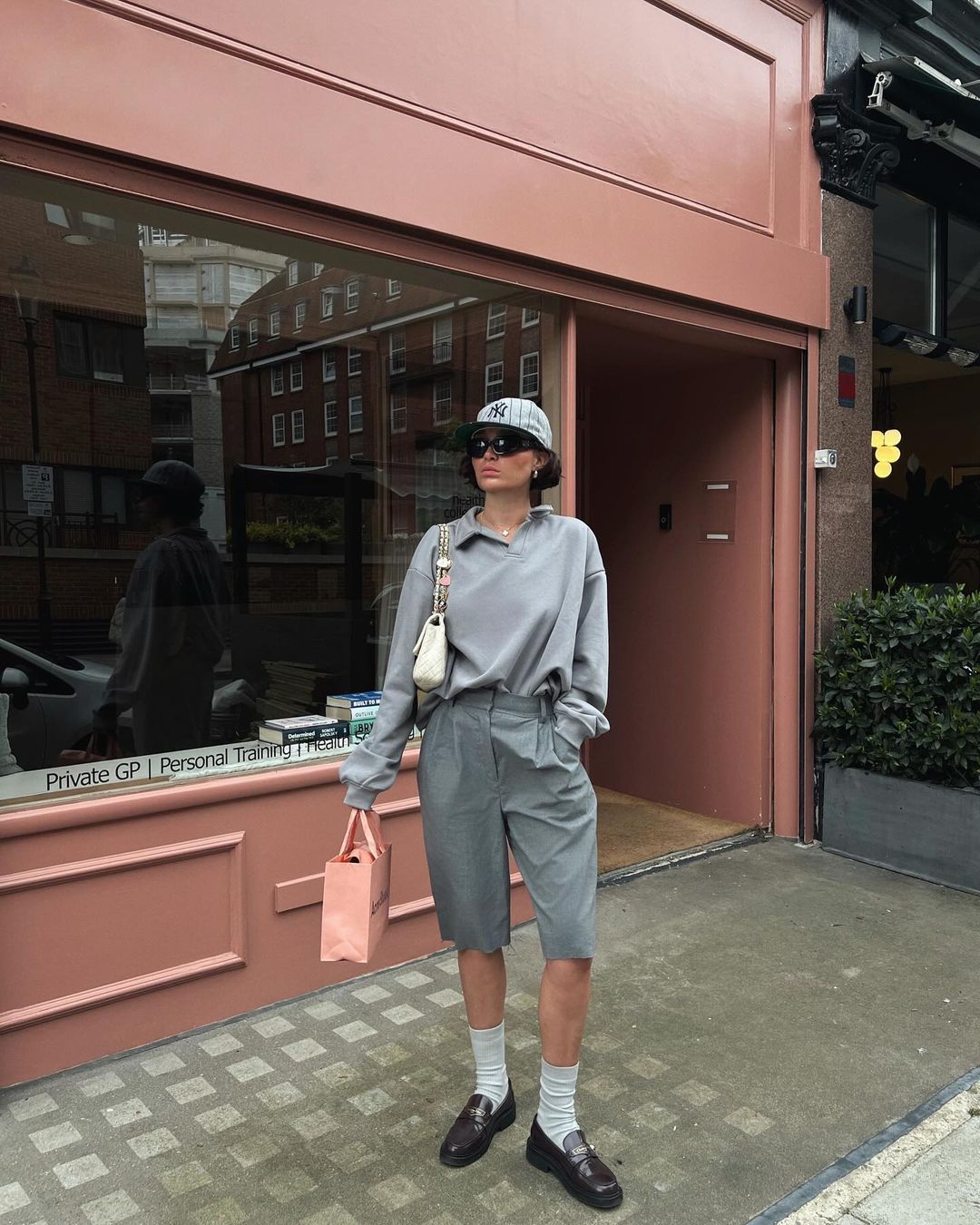 7 gaya ootd celana pendek wanita tomboy yang lagi hits, 1. Gaya tomboy dengan celana pendek ‘jorts’, 2. Gaya tomboy dengan celana pendek dan jaket kulit, 3. Gaya tomboy dengan celana pendek trainer , 4. Gaya tomboy dengan celana pendek boxer , 5. Gaya tomboy dengan celana pendek dan kemeja oversized, 6. Gaya tomboy dengan celana pendek dan atasan polo, 7. Gaya tomboy dengan celana pendek dan kemeja jersey