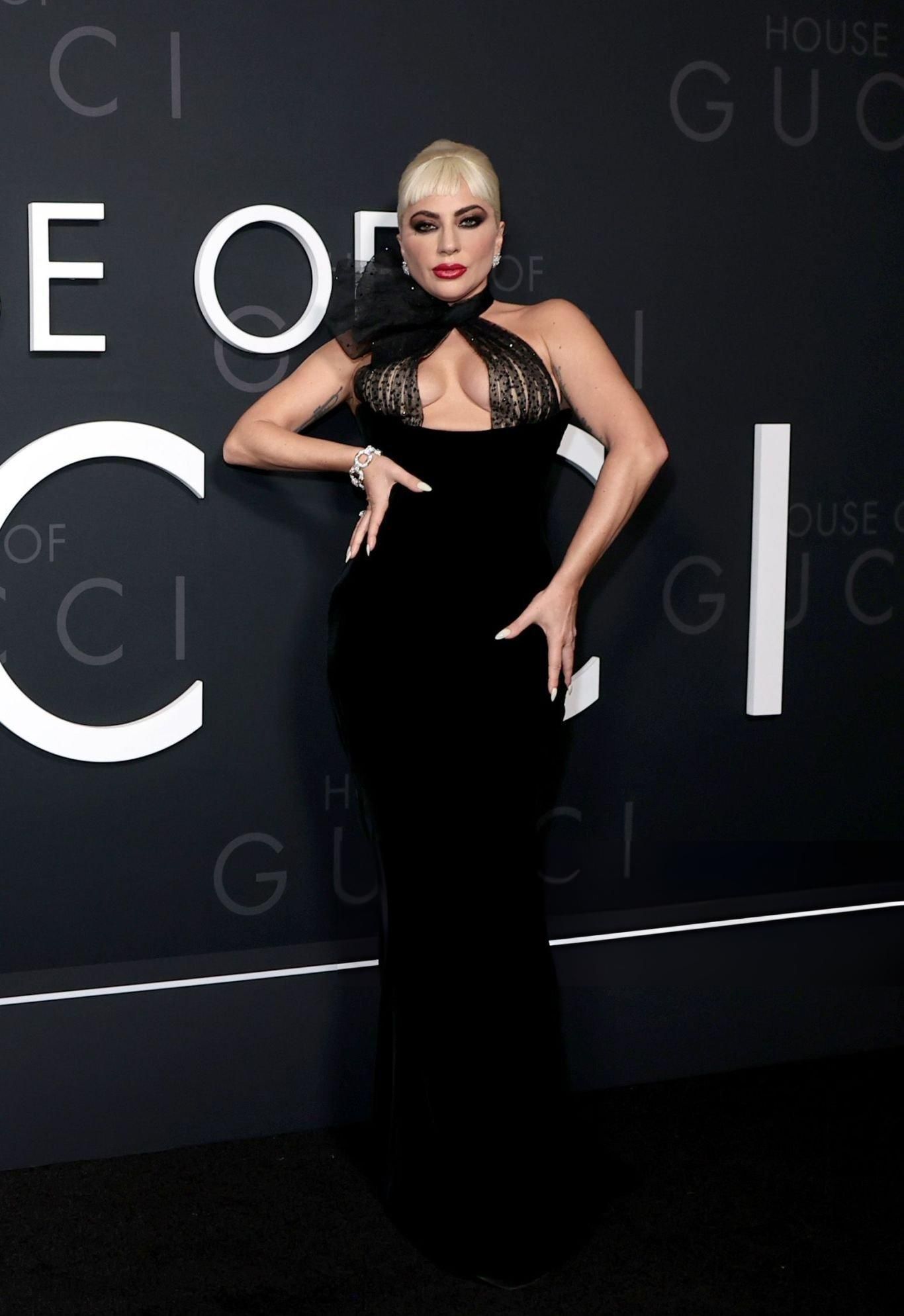 7 model gaun hitam milik artis dengan desain unik di karpet merah, 1. Alexa Chung mengenakan tulle maxi dress dengan aksen ikonik cone bra melengkung dari koleksi Jean Paul Gaultier by Simone Rocha sewaktu menghadiri Cannes Film Festival 2024., 2. Penutupan Cannes Film Festival 2024 menjadi momen penting Demi Moore pamer gaun hitam berdetail pita satin raksasa warna putih dari Celine yang seolah mewakili tren mode coquette di karpet merah tahun ini., 3. Sewaktu pemutaran perdana film House of Gucci di New York, Lady Gaga mengenakan gaun hitam beludru Armani Privé model halter yang didesain dengan konsep flirty lewat kain tulle tipis., 4. Halle Bailey memilih mengenakan strapless mini dress dari Nicole + Felicia yang mempunyai detail unik ukiran pola bunga mawar putih di bagian rok saat hadiri Glamour Women of The Year Awards 2023., 5. Bersiluet ekor putri duyung, gaun hitam berdetail pola hiasan tulang emas mengkilap dari Schiaparelli berhasil membuat penampilan karpet merah Dua Lipa di Golden Globes 2024 viral di sosial media., 6. Dilengkapi tudung kepala senada, Dakota Johnson sempat mengenakan gaun hitam tipis menerawang berdetail pola unik jaring laba-laba dengan taburan kristal dari Annie’s Ibiza. Look ini dinilai cara kreatif sang aktris mempromosikan film terbarunya berjudul Madame Web beberapa waktu lalu., 7. Tahun lalu pada pemutaran perdana film May December, Natalie Portman tiba dalam balutan plunging mini dress hitam Schiaparelli berdetail aksen hiasan duri tunggal di bagian dada serta rok bergelombang layaknya baju khas penari balet.