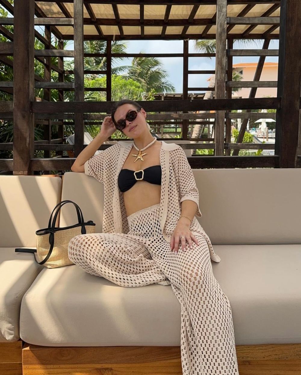 7 model outer pantai, cocok untuk berbagai kombinasi!, 1. Outer Pantai Kimono, 2. Outer Pantai Kimono Panjang, 3. Outer Pantai Pakai Kemeja Putih, 4. Outer Pantai Atasan Transparan, 5. Outer Pantai Kancing Pita, 6. Outer Pantai Lace Dress, 7. Outer Pantai Matching Set
