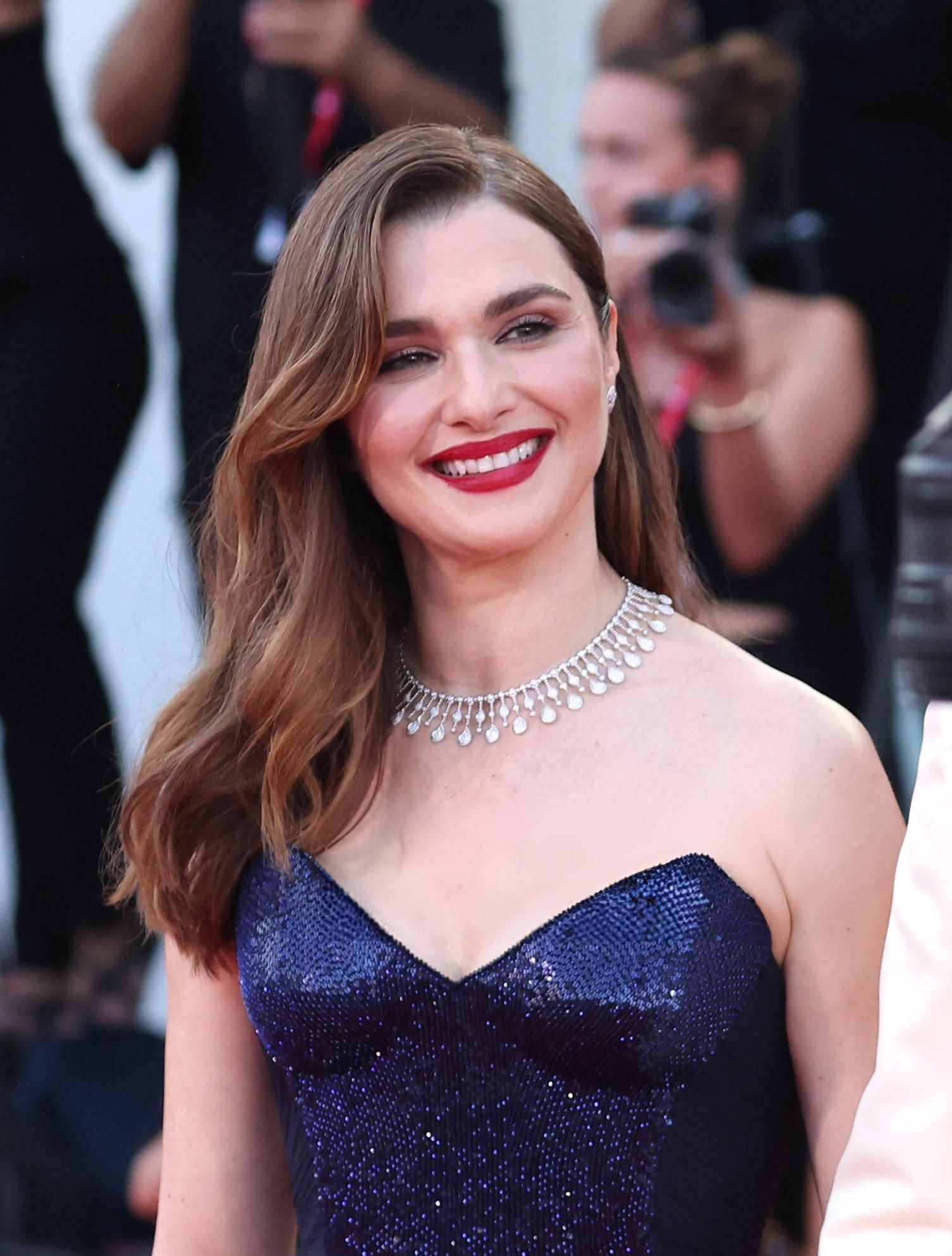 7 perhiasan mewah seleb perempuan di venice film festival 2024, 1. Camila Mendes mengenakan satu set perhiasan BVLGARI dari koleksi Tubogas yang didesain dari material emas kuning. Jadi statement point dari penampilannya, kalung emas yang dikenakan Camila Mendes diketahui memiliki tambahan koin perunggu langka dari masa pemerintahan Kaisar Romawi Maximianus Augustus., 2. Pada hari pertama Venice Film Festival 2024, Mariacarla Boscono tiba dengan kalung mewah dari Pomellato. Didesain dengan rangkaian rantai emas putih bertabur lebih dari 2000 berlian, kalung bernama “Little Princess” ini disempurnakan bersama batu turmalin hijau berbentuk oval cabochon-cut 53 karat yang diletakan di bagian dalam tengah jantung perhiasan., 3. Kenakan gaun hitam Vivienne Westwood, Monica Bellucci menyempurnakan look-nya yang chic dengan kalung Chryseis dari Cartier. Terinspirasi dari siluet sayap kupu-kupung, kalung Chryseis Cartier ini mempunyai batu rubellite 63,76 karat dengan pilihan kombinasi manik-manik kalsedon hitam-putih di bagian sayap., 4. Bukan kalung, Zhang Ziyi memilih menyempurnakan look-nya dengan sepasang anting segiempat asimetris warna biru dari koleksi Chopard Red Carpet, 76 Haute Joaillerie. Tidak hanya memancarkan kesan minimalis chic, sepasang anting permata biru Chopard tersebut juga membuat penampilan serba warna hitam Zhang Ziyi terlihat segar., 5. Wara-wiri di karpet merah Venice Film Festival 2024, salah satu perhiasan Taylor Russell paling curi perhatian adalah kalung platinum-emas 18 karat Tiffany High Jewelry dari Tiffany & Co. yang dikenakan secara terbalik. Sang aktris juga tampil dengan setelan anting klip berbentuk bunga bintang dan cincin mewah dari koleksi Jean Schlumberger by Tiffany., 6. Sebagai artis muda, Jenna Ortega lebih memilih perhiasan minimalis untuk melengkapi gaun merah Dior yang dikenakannya sewaktu pemutaran perdana sekuel film Beetlejuice. Hari itu, Jenna Ortega menjatuhkan pilihannya pada satu set perhiasan Dior Joaillerie yang terdiri dari kalung Bois de Rose, gelang dan cincin senada., 7. Rachel Weisz yang menemani sang suami, Daniel Craig, hadir di pemutaran perdana film Queer mengenakan kalung Serpent Bohème Solarité dari Boucheron. Sekilas mirip mahkota ratu kerajaan, kalung mewah Serpent Bohème Solarité dari Boucheron ini didesain menggunakan material dasar emas putih 18 karat yang bertabur 640 berlian bulat dengan total 11,7 karat.