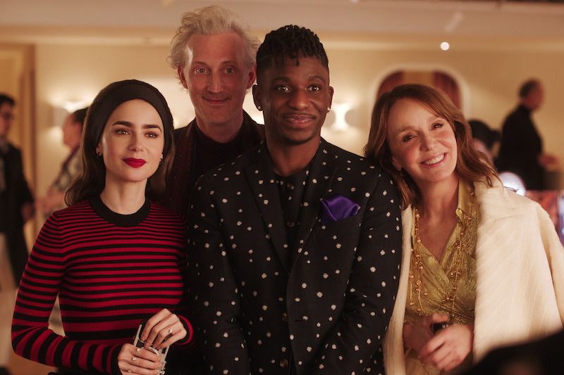 7 tren fashion populer yang ada di serial emily in paris musim 4, 1. Color block atau pakaian tabrak warna beberapa kali terlihat dikenakan Emily Cooper. Pada musim keempat, Emily Cooper kembali mengenakan OOTD tabrak warna yang memadu-padankan satu set pakaian warna hijau zamrud motif floral dari Philosophy di Lorenzo Serafini dan mini cardigan rajut merah muda dari Jacquemus., 2. Sedangkan untuk motif, karakter Emily Cooper tampaknya sedang menyukai pakaian bermotif polkadot. Salah satu scene yang memperlihatkan Emily Cooper mengenakan gaun midi motif polkadot dari Vivienne Westwood menjadi bukti jika motif tersebut masih diminati tahun ini., 3. Koleksi pantsuit satu warna juga tidak kalah populer dalam serial Emily in Paris. Beri kesan girl boss pada sang karakter, pantsuit bersiluet slim warna biru dari Barbara Bui terlihat semakin chic ketika Emily Cooper padu-padankan bersama tas tangan ikonik jenis Alpha dari Pierre Hardy., 4. Tidak lengkap rasanya jika tidak membahas soal aksesori tambahan yang melengkapi penampilan karakter Emily Cooper. Meramaikan tren fashion coquette, Emily Cooper memilih dasi pita kuning dengan aksen buckle manik-manik hitam sewaktu mengenakan setelan kemeja ruffle putih dan di-layer bersama dress senada motif houndstooth., 5. Selain berbagai macam model topi, headband berukuran lebar warna hitam minimalis tidak lepas dari perhatian netizen. Meski terlihat sederhana, headband klasik yang dikenakan karakter Emily Cooper ini bisa membuat look nostalgia seperti Brigitte Bardot di tahun 60-an., 6. Berbicara soal nostalgia, preppy look monokrom Emily Cooper juga mengingatkan netizen dengan sosok ikon Audrey Hepburn. Lewat padu-padan kemeja putih dibalut jaket motif kotak-kotak dengan scarf biru di leher, rok midi pleated, sepatu balet dan cross body bag coklat, OOTD ini begitu mencerminkan ciri khas gaya Audrey Hepburn semasa muda dulu., 7. Emily Cooper terlihat percaya diri ketika mengenakan berbagai macam item tas berbentuk unik. Salah satunya, tas merah minimalis bersiluet kupu-kupu dari Peter Nitz yang dikenakannya bersama off-shoulder top biru motif polkadot serta celana pendek gelap.