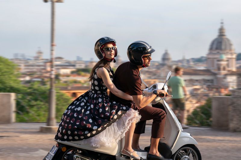 7 tren fashion populer yang ada di serial emily in paris musim 4, 1. Color block atau pakaian tabrak warna beberapa kali terlihat dikenakan Emily Cooper. Pada musim keempat, Emily Cooper kembali mengenakan OOTD tabrak warna yang memadu-padankan satu set pakaian warna hijau zamrud motif floral dari Philosophy di Lorenzo Serafini dan mini cardigan rajut merah muda dari Jacquemus., 2. Sedangkan untuk motif, karakter Emily Cooper tampaknya sedang menyukai pakaian bermotif polkadot. Salah satu scene yang memperlihatkan Emily Cooper mengenakan gaun midi motif polkadot dari Vivienne Westwood menjadi bukti jika motif tersebut masih diminati tahun ini., 3. Koleksi pantsuit satu warna juga tidak kalah populer dalam serial Emily in Paris. Beri kesan girl boss pada sang karakter, pantsuit bersiluet slim warna biru dari Barbara Bui terlihat semakin chic ketika Emily Cooper padu-padankan bersama tas tangan ikonik jenis Alpha dari Pierre Hardy., 4. Tidak lengkap rasanya jika tidak membahas soal aksesori tambahan yang melengkapi penampilan karakter Emily Cooper. Meramaikan tren fashion coquette, Emily Cooper memilih dasi pita kuning dengan aksen buckle manik-manik hitam sewaktu mengenakan setelan kemeja ruffle putih dan di-layer bersama dress senada motif houndstooth., 5. Selain berbagai macam model topi, headband berukuran lebar warna hitam minimalis tidak lepas dari perhatian netizen. Meski terlihat sederhana, headband klasik yang dikenakan karakter Emily Cooper ini bisa membuat look nostalgia seperti Brigitte Bardot di tahun 60-an., 6. Berbicara soal nostalgia, preppy look monokrom Emily Cooper juga mengingatkan netizen dengan sosok ikon Audrey Hepburn. Lewat padu-padan kemeja putih dibalut jaket motif kotak-kotak dengan scarf biru di leher, rok midi pleated, sepatu balet dan cross body bag coklat, OOTD ini begitu mencerminkan ciri khas gaya Audrey Hepburn semasa muda dulu., 7. Emily Cooper terlihat percaya diri ketika mengenakan berbagai macam item tas berbentuk unik. Salah satunya, tas merah minimalis bersiluet kupu-kupu dari Peter Nitz yang dikenakannya bersama off-shoulder top biru motif polkadot serta celana pendek gelap.