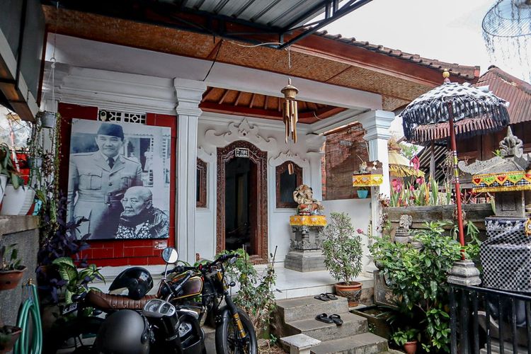 Rumah Asal Nyoman Rai Srimben, Ibunda Bung Karno, di Buleleng, Sabtu (10/8/2024)., 1. Desa Penglipuran, 2. Toya Devasya Geopark &amp; Villas, 3. Kebun Raya Eka Karya, 4. Desa Wisata Les, 5. Perpustakaan Gedong Kirtya, 6. Handara Gate, 7. Rumah Asal Nyoman Rai Srimben, 8. Air Panas Alam Angseri