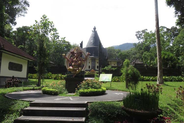 Taman dan Museum Panca Yadnya di Kebun Raya Eka Karya di Bali, 1. Desa Penglipuran, 2. Toya Devasya Geopark &amp; Villas, 3. Kebun Raya Eka Karya, 4. Desa Wisata Les, 5. Perpustakaan Gedong Kirtya, 6. Handara Gate, 7. Rumah Asal Nyoman Rai Srimben, 8. Air Panas Alam Angseri