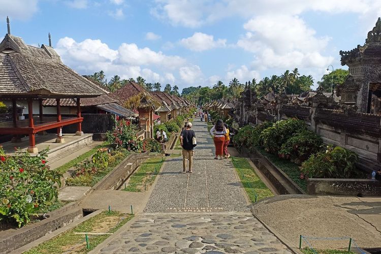 Suasana Desa Penglipuran di Kabupaten Bangli, Bali, pada Jumat (6/9/2024)., 1. Desa Penglipuran, 2. Toya Devasya Geopark &amp; Villas, 3. Kebun Raya Eka Karya, 4. Desa Wisata Les, 5. Perpustakaan Gedong Kirtya, 6. Handara Gate, 7. Rumah Asal Nyoman Rai Srimben, 8. Air Panas Alam Angseri