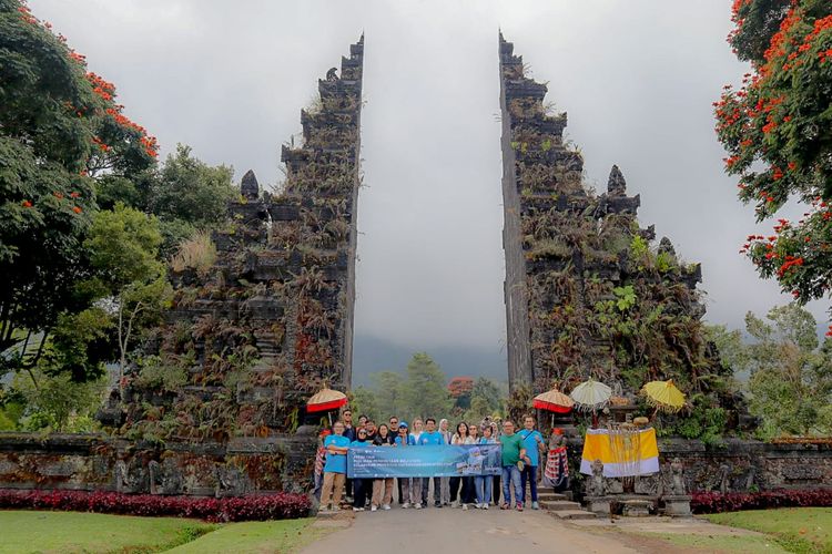 Potret Kompas.com bersama peserta Press Tour Kementerian Pariwisata dan Ekonomi Kreatif di gerbang ikonis Handara Golf &amp; Resort, Jumat (9/8/2024)., 1. Desa Penglipuran, 2. Toya Devasya Geopark &amp; Villas, 3. Kebun Raya Eka Karya, 4. Desa Wisata Les, 5. Perpustakaan Gedong Kirtya, 6. Handara Gate, 7. Rumah Asal Nyoman Rai Srimben, 8. Air Panas Alam Angseri