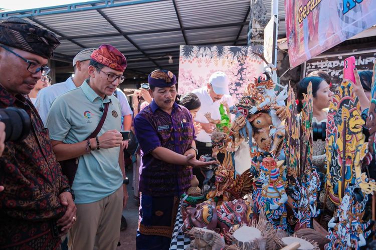 Menteri Pariwisata dan Ekonomi Kreatif (Menparekraf) Sandiaga Uno Saat Berkunjung ke Desa Wisata Les, Buleleng, Bali utara., 1. Desa Penglipuran, 2. Toya Devasya Geopark &amp; Villas, 3. Kebun Raya Eka Karya, 4. Desa Wisata Les, 5. Perpustakaan Gedong Kirtya, 6. Handara Gate, 7. Rumah Asal Nyoman Rai Srimben, 8. Air Panas Alam Angseri