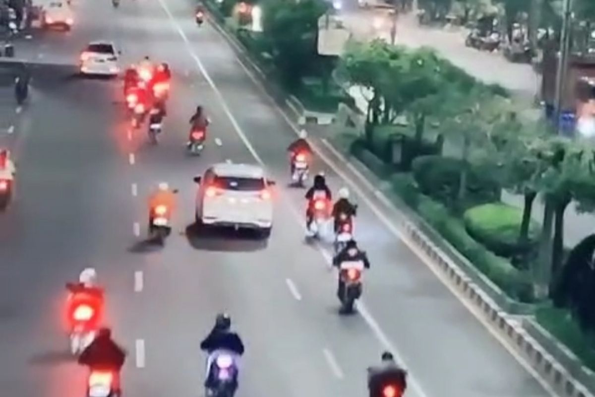 Aksi Balap Liar Ganggu Warga, Egois sampai Masuk Pekarangan