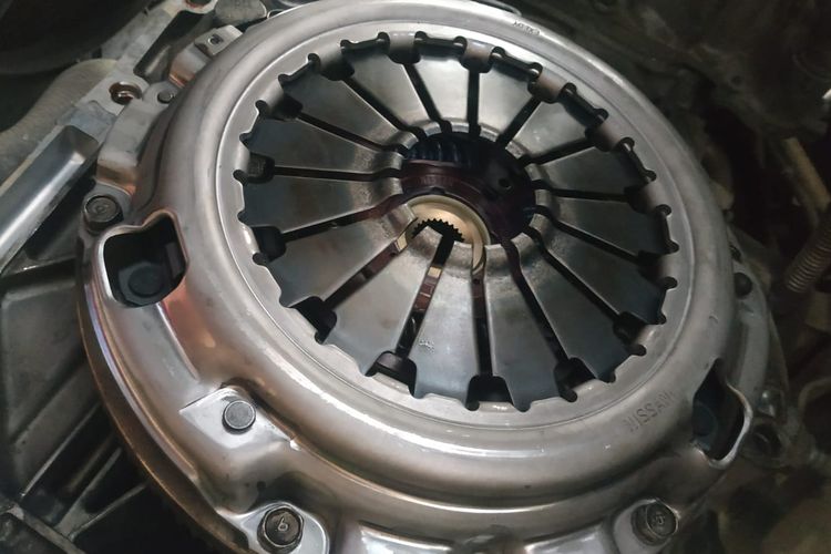 Pegas diafragma sistem kopling mobil manual