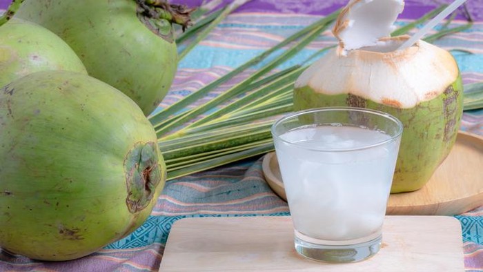 Apakah Boleh Minum Air Kelapa Setiap Hari? Ini Efek yang Akan Terjadi