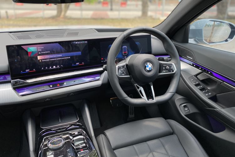Bahas Interior dan Kenyamanan BMW 520i M Sport