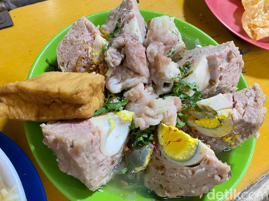 Bakso Malang Gangsar: Gurih Maknyus! Bakso Malang Urat Rp 16 Ribu!, Dulu dikenal dengan nama Bakso Pak Dedi di SMAN 82, Viral sebelum puasa tahun 2021, Menu bakso urat mulai dari Rp 16 ribu, Bakso beranak Rp 35 ribu, Jualan bakso Malang lancar seperti air