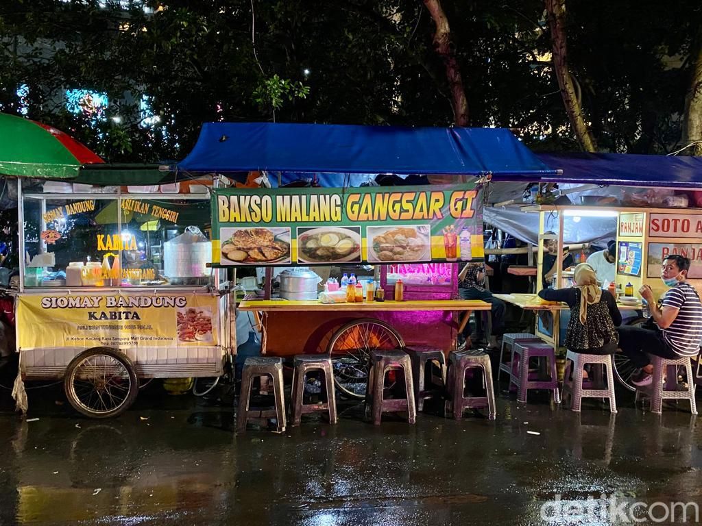 Bakso Malang Gangsar: Gurih Maknyus! Bakso Malang Urat Rp 16 Ribu!, Dulu dikenal dengan nama Bakso Pak Dedi di SMAN 82, Viral sebelum puasa tahun 2021, Menu bakso urat mulai dari Rp 16 ribu, Bakso beranak Rp 35 ribu, Jualan bakso Malang lancar seperti air