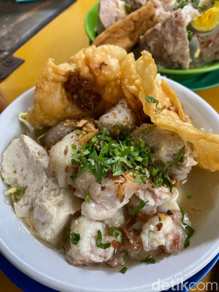 Bakso Malang Gangsar: Gurih Maknyus! Bakso Malang Urat Rp 16 Ribu!, Dulu dikenal dengan nama Bakso Pak Dedi di SMAN 82, Viral sebelum puasa tahun 2021, Menu bakso urat mulai dari Rp 16 ribu, Bakso beranak Rp 35 ribu, Jualan bakso Malang lancar seperti air