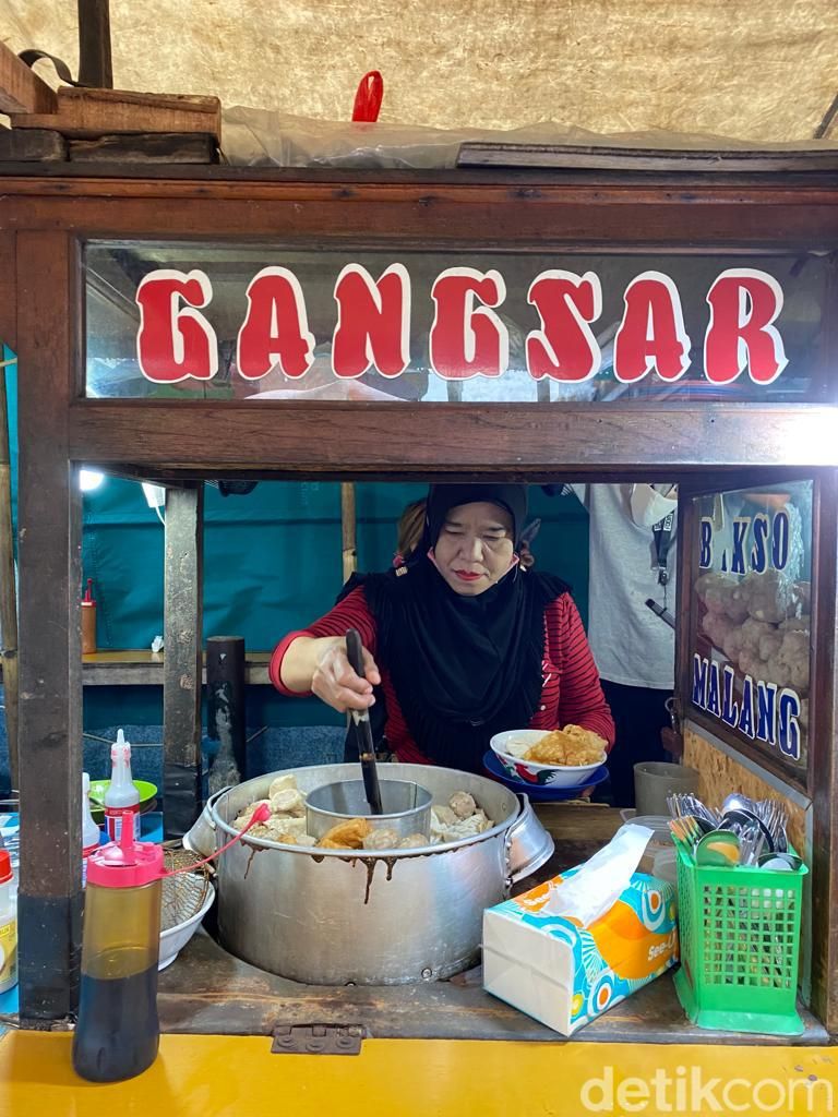 Bakso Malang Gangsar: Gurih Maknyus! Bakso Malang Urat Rp 16 Ribu!, Dulu dikenal dengan nama Bakso Pak Dedi di SMAN 82, Viral sebelum puasa tahun 2021, Menu bakso urat mulai dari Rp 16 ribu, Bakso beranak Rp 35 ribu, Jualan bakso Malang lancar seperti air