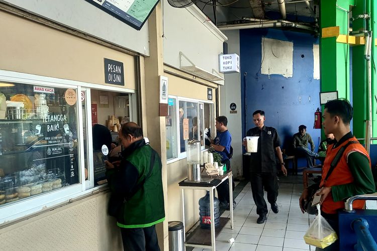 suasana di depan kedai kopi tuku Pasar Santa pada Rabu (11/09/2024)