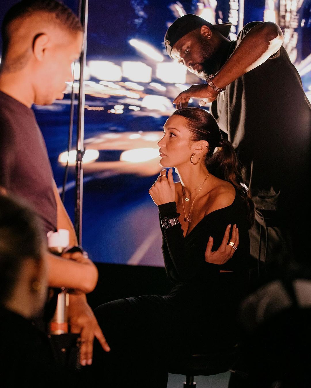 bella hadid bintangi campaign chopard terbaru sebagai brand ambassador, 1. Supermodel dan ikon fashion masa kini, Bella Hadid diumumkan sebagai global ambassador terbaru untuk rumah perhiasan mewah asal Swiss, Chopard. Ini melambangkan babak baru dalam warisan Chopard yang dikenal dengan craftsmanship-nya yang luar biasa., 2. Bella Hadid jadi wajah campaign ‘Sculpted by Light’ yang jadi tampilan perdananya sebagai duta global Chopard. Difoto oleh fotografer asal Inggris, Charlotte Wales, model kelahiran 1996 tersebut tampil menonjol dengan background cityscape sambil memamerkan rangkaian perhiasan Chopard., 3. Gaya Bella Hadid dalam balutan busana serba hitam yang mewah mewujudkan esensi koleksi Haute Joaillerie Chopard, mulai dari Happy Hearts, Happy Sport, Happy Diamonds, Ice Cube dan Alpine Eagle., 4. Rasa percaya dirinya yang kuat dengan sempurna menggambarkan komitmen Chopard terhadap kemewahan dan craftsmanship., 5. Lewat pernyataannya, Bella Hadid mengungkap ‘Saya sangat menghargai keahlian Chopard dan telah mengaguminya selama bertahun-tahun. Saya sangat gembira bisa bergabung dengan keluarga Chopard.’