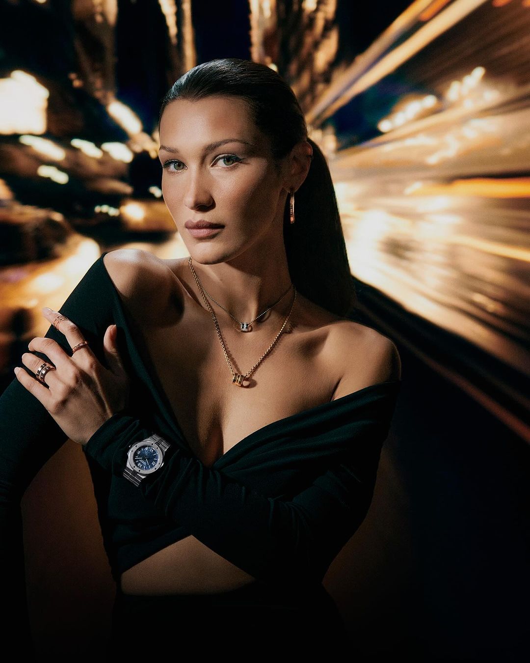 bella hadid bintangi campaign chopard terbaru sebagai brand ambassador, 1. Supermodel dan ikon fashion masa kini, Bella Hadid diumumkan sebagai global ambassador terbaru untuk rumah perhiasan mewah asal Swiss, Chopard. Ini melambangkan babak baru dalam warisan Chopard yang dikenal dengan craftsmanship-nya yang luar biasa., 2. Bella Hadid jadi wajah campaign ‘Sculpted by Light’ yang jadi tampilan perdananya sebagai duta global Chopard. Difoto oleh fotografer asal Inggris, Charlotte Wales, model kelahiran 1996 tersebut tampil menonjol dengan background cityscape sambil memamerkan rangkaian perhiasan Chopard., 3. Gaya Bella Hadid dalam balutan busana serba hitam yang mewah mewujudkan esensi koleksi Haute Joaillerie Chopard, mulai dari Happy Hearts, Happy Sport, Happy Diamonds, Ice Cube dan Alpine Eagle., 4. Rasa percaya dirinya yang kuat dengan sempurna menggambarkan komitmen Chopard terhadap kemewahan dan craftsmanship., 5. Lewat pernyataannya, Bella Hadid mengungkap ‘Saya sangat menghargai keahlian Chopard dan telah mengaguminya selama bertahun-tahun. Saya sangat gembira bisa bergabung dengan keluarga Chopard.’