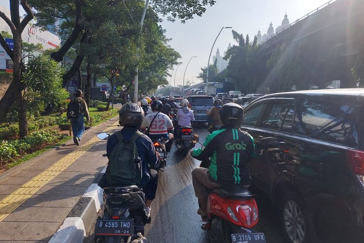 Berkendara di Jam Sibuk, Jangan Memaksa untuk Mendahului