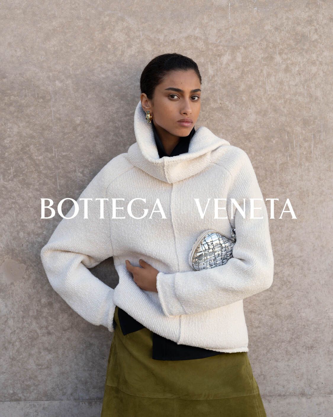 bottega veneta merilis winter campaign 2024 terbaru, 1. Campaign terbaru Bottega Veneta untuk musim dingin 2024 menciptakan dialog visual antara keindahan gurun yang mencolok dan visi kemewahan rumah mode tersebut., 2. Kali ini direktur kreatif Matthieu Blazy berkolaborasi dengan fotografer Alec Soth untuk menonjolkan koleksi musim dingin 2024. Dengan latar Nevada dan Utah, model Mariacarla Boscono, Zayna Cisse, hingga Imaan Hammam menyatu dengan lanskap tandus dalam balutan koleksi terbaru Bottega Veneta., 3. Bebatuan yang menjulang tinggi, jalanan yang kosong hingga vegetasi gurun yang tangguh menjadi latar yang kontras untuk menampilkan deretan koleksi musim dingin, mulai dari rok bertekstur flowy hingga mantel struktural., 4. Aksesori khas Bottega Veneta dengan tekstur intrecciato-nyaditampilkan sebagai lambang ketahanan flora gurun yang tangguh sekaligus rumit. Sesuai dengan konsep Matthieu Blazy kali ini tentang introspeksi, ketahanan dan kelahiran kembali, yang mengambil inspirasi lanskap kering dan tandus sebagai tempat kehidupan bertahan dan berkembang., 5. Campaign musim dingin Bottega Veneta merupakan bentuk eksplorasi visual terhadap perpaduan craftsmanship, desain dan alam yang saling melengkapi. Visualnya terungkap dengan hamparan gurun yang tak berujung, sebagai lambang tanpa batasan.