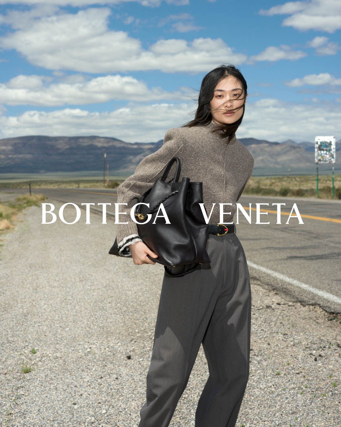 bottega veneta merilis winter campaign 2024 terbaru, 1. Campaign terbaru Bottega Veneta untuk musim dingin 2024 menciptakan dialog visual antara keindahan gurun yang mencolok dan visi kemewahan rumah mode tersebut., 2. Kali ini direktur kreatif Matthieu Blazy berkolaborasi dengan fotografer Alec Soth untuk menonjolkan koleksi musim dingin 2024. Dengan latar Nevada dan Utah, model Mariacarla Boscono, Zayna Cisse, hingga Imaan Hammam menyatu dengan lanskap tandus dalam balutan koleksi terbaru Bottega Veneta., 3. Bebatuan yang menjulang tinggi, jalanan yang kosong hingga vegetasi gurun yang tangguh menjadi latar yang kontras untuk menampilkan deretan koleksi musim dingin, mulai dari rok bertekstur flowy hingga mantel struktural., 4. Aksesori khas Bottega Veneta dengan tekstur intrecciato-nyaditampilkan sebagai lambang ketahanan flora gurun yang tangguh sekaligus rumit. Sesuai dengan konsep Matthieu Blazy kali ini tentang introspeksi, ketahanan dan kelahiran kembali, yang mengambil inspirasi lanskap kering dan tandus sebagai tempat kehidupan bertahan dan berkembang., 5. Campaign musim dingin Bottega Veneta merupakan bentuk eksplorasi visual terhadap perpaduan craftsmanship, desain dan alam yang saling melengkapi. Visualnya terungkap dengan hamparan gurun yang tak berujung, sebagai lambang tanpa batasan.