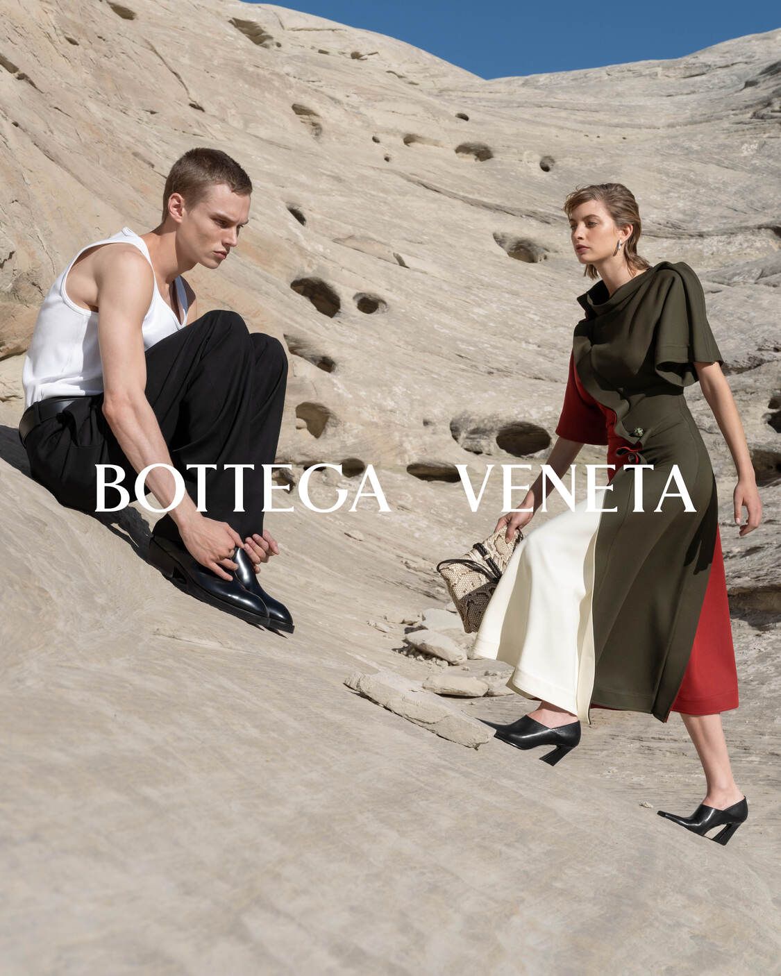 bottega veneta merilis winter campaign 2024 terbaru, 1. Campaign terbaru Bottega Veneta untuk musim dingin 2024 menciptakan dialog visual antara keindahan gurun yang mencolok dan visi kemewahan rumah mode tersebut., 2. Kali ini direktur kreatif Matthieu Blazy berkolaborasi dengan fotografer Alec Soth untuk menonjolkan koleksi musim dingin 2024. Dengan latar Nevada dan Utah, model Mariacarla Boscono, Zayna Cisse, hingga Imaan Hammam menyatu dengan lanskap tandus dalam balutan koleksi terbaru Bottega Veneta., 3. Bebatuan yang menjulang tinggi, jalanan yang kosong hingga vegetasi gurun yang tangguh menjadi latar yang kontras untuk menampilkan deretan koleksi musim dingin, mulai dari rok bertekstur flowy hingga mantel struktural., 4. Aksesori khas Bottega Veneta dengan tekstur intrecciato-nyaditampilkan sebagai lambang ketahanan flora gurun yang tangguh sekaligus rumit. Sesuai dengan konsep Matthieu Blazy kali ini tentang introspeksi, ketahanan dan kelahiran kembali, yang mengambil inspirasi lanskap kering dan tandus sebagai tempat kehidupan bertahan dan berkembang., 5. Campaign musim dingin Bottega Veneta merupakan bentuk eksplorasi visual terhadap perpaduan craftsmanship, desain dan alam yang saling melengkapi. Visualnya terungkap dengan hamparan gurun yang tak berujung, sebagai lambang tanpa batasan.
