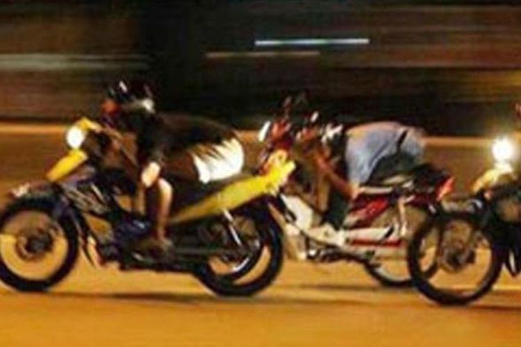 Cara Menghadapi Pengendara Motor Ugal-Ugalan di Jalan Raya