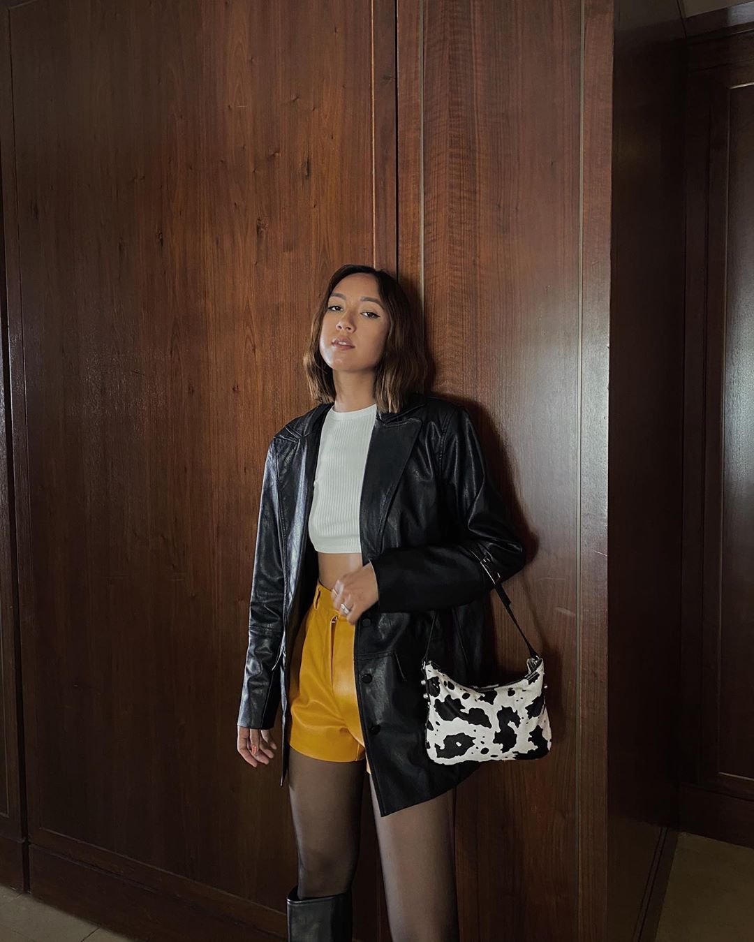 cara paling kekinian memakai jaket kulit hitam, 1. Nggak ada salahnya kamu mulai menggabungkan hoodie dengan jaket kulit hitam untuk di musim dingin. Selain keren, gaya beda dan menarik juga bisa kamu dapatkan!, 2. Asymmetric dress yang manis akan naik satu tingkat jadi lebih edgy saat digabungkan dengan jaket kulit hitam., 3. Tampil standout saat hangout di akhir pekan, mulai dengan memadu-padankan jaket kulit hitam dengan celana motif dan boots!, 4. Cropped top yang basic akan tampak stunning dengan celana dan jaket hitam berbahan kulit. Sempurnakan penampilanmu dengan boots, and you ready to go!, 5. Last but not least, jaket kulit hitam dan mini dress berwarna kontras bisa menjadi gaya selanjutnya yang kamu coba.